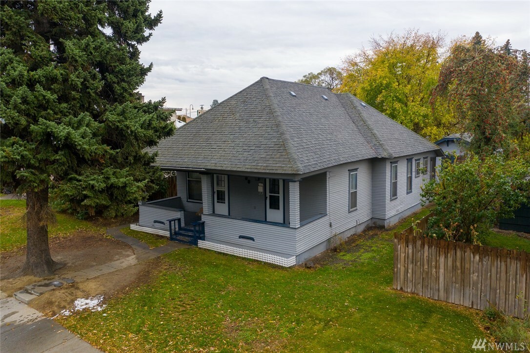 Property Photo:  308 W 9th Ave  WA 98926 