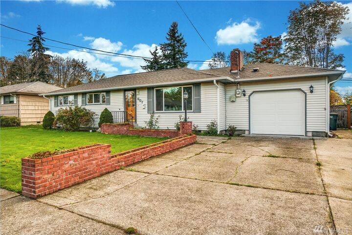 Property Photo:  607 Legion Dr  WA 98201 