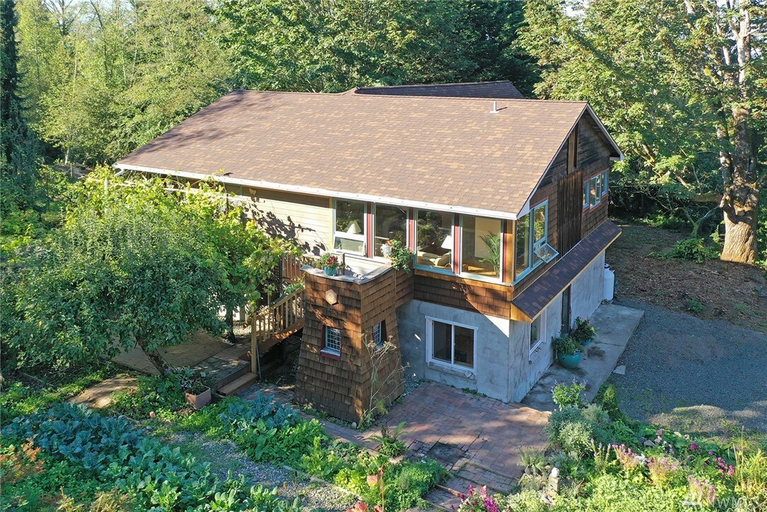 Property Photo: 5145 NE Eagle Harbor Dr WA 98110