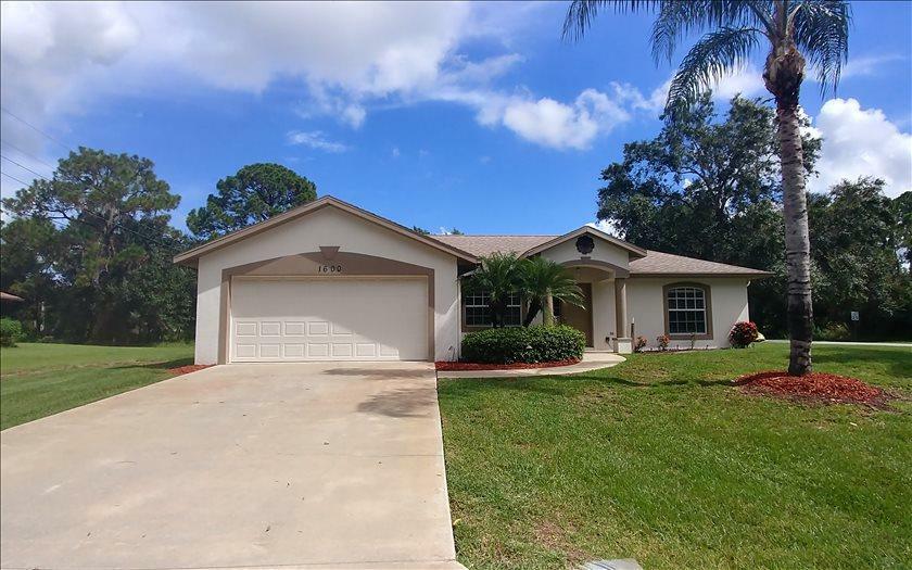 Property Photo:  1600 Dozier Avenue  FL 33875 