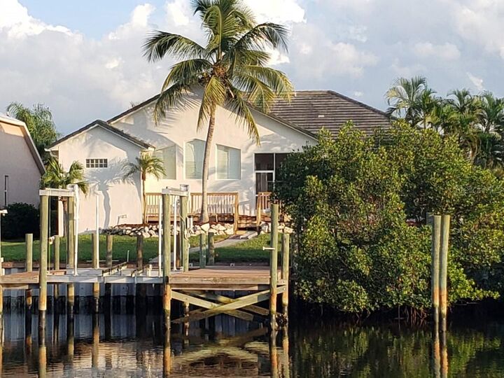 Property Photo: 925 Allegro Lane FL 33572