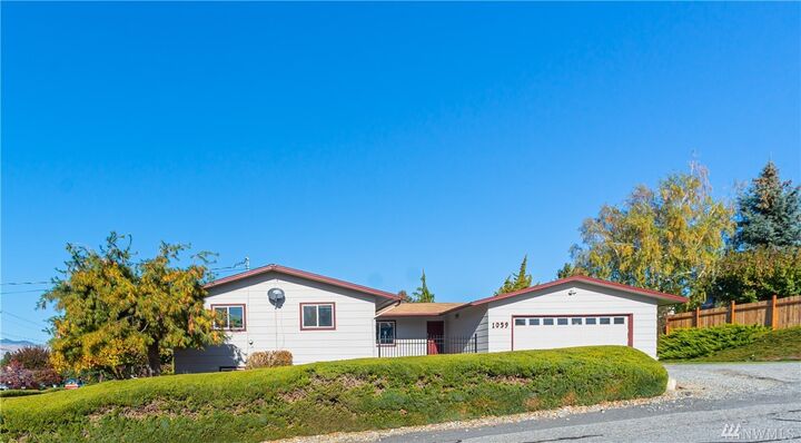 Property Photo:  1039 3rd St SE  WA 98802 