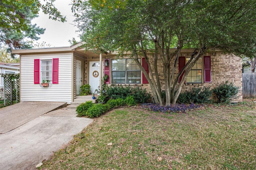Property Photo: 304 Willow Street TX 76053