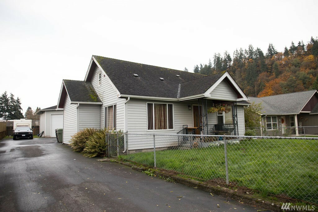 Property Photo:  2052 40th Ave  WA 98632 