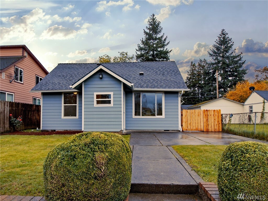 Property Photo:  316 15th Ave  WA 98632 