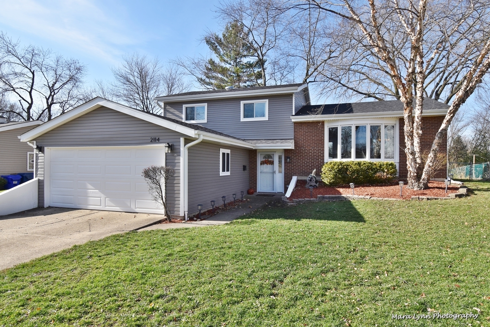 Property Photo: 2114 S Bradford Drive IL 60189
