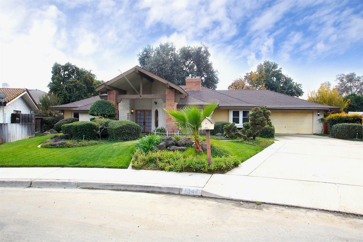 Property Photo:  1047 W Sunnyside Avenue  CA 93277 