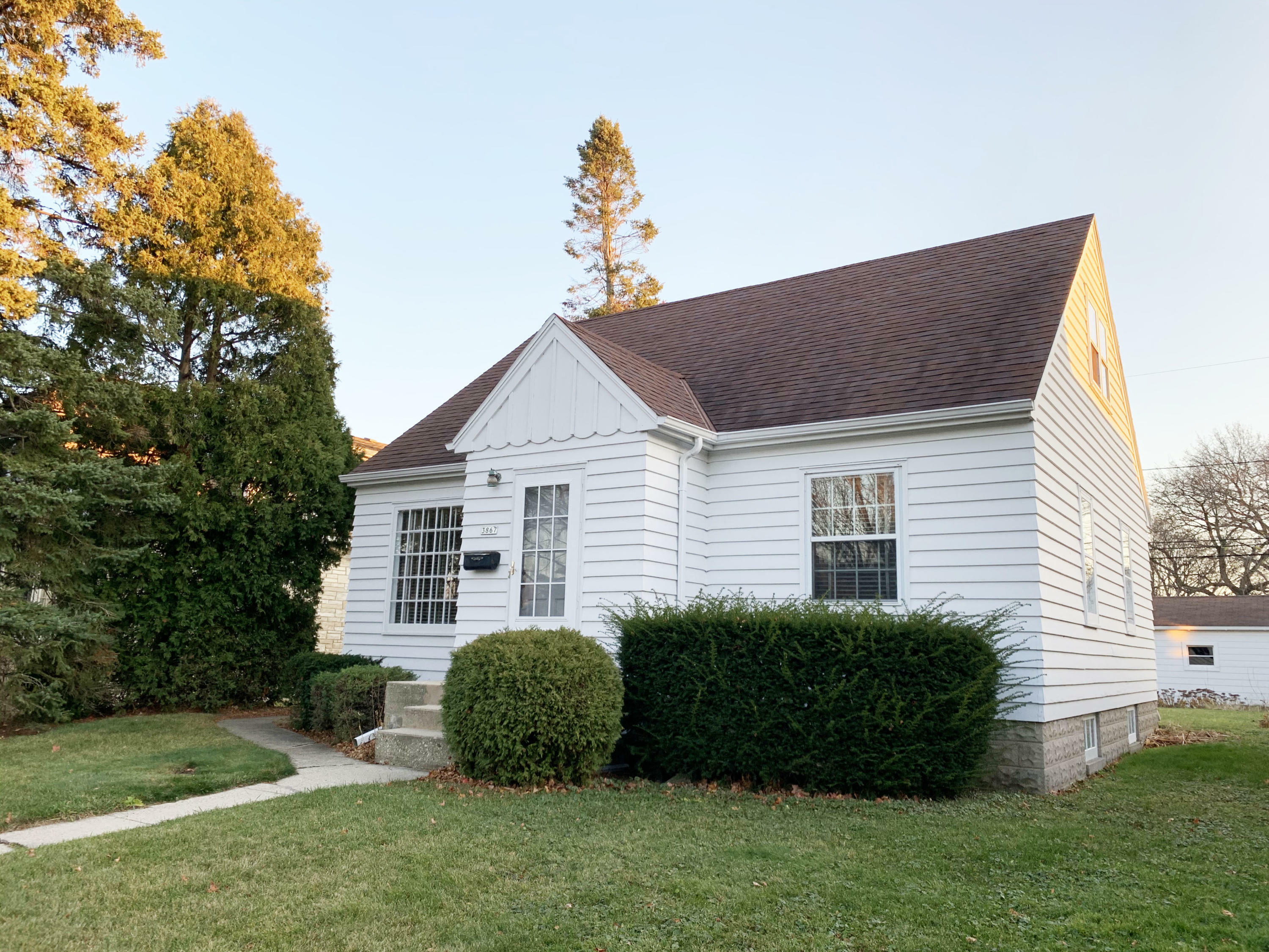 Property Photo: 3867 E Edgerton Ave WI 53110