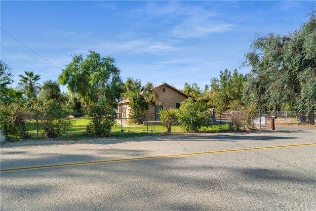 Property Photo:  15675 Russell Avenue  CA 92508 
