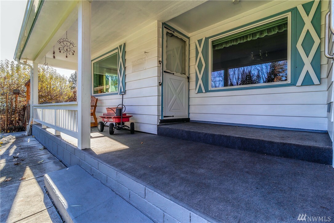 Property Photo:  908 Statesman St  WA 99362 