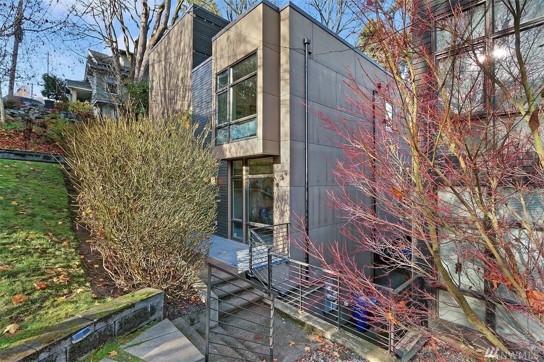 Property Photo:  304 W Raye St  WA 98119 