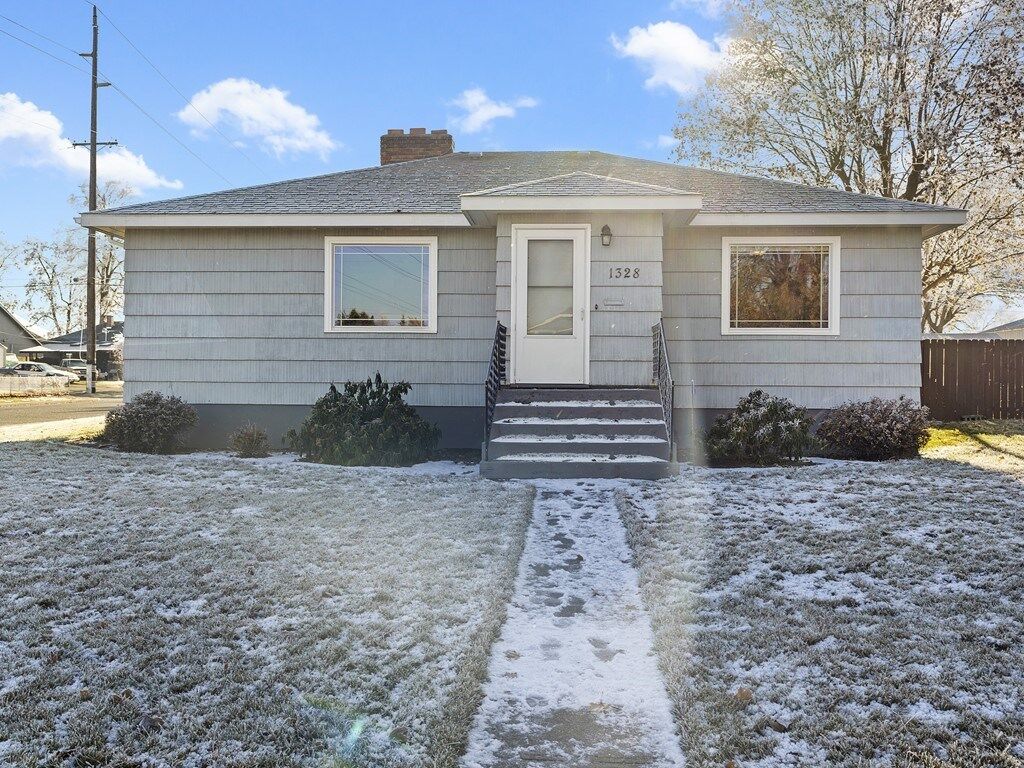 Property Photo:  1328 E Crown St  WA 99207 