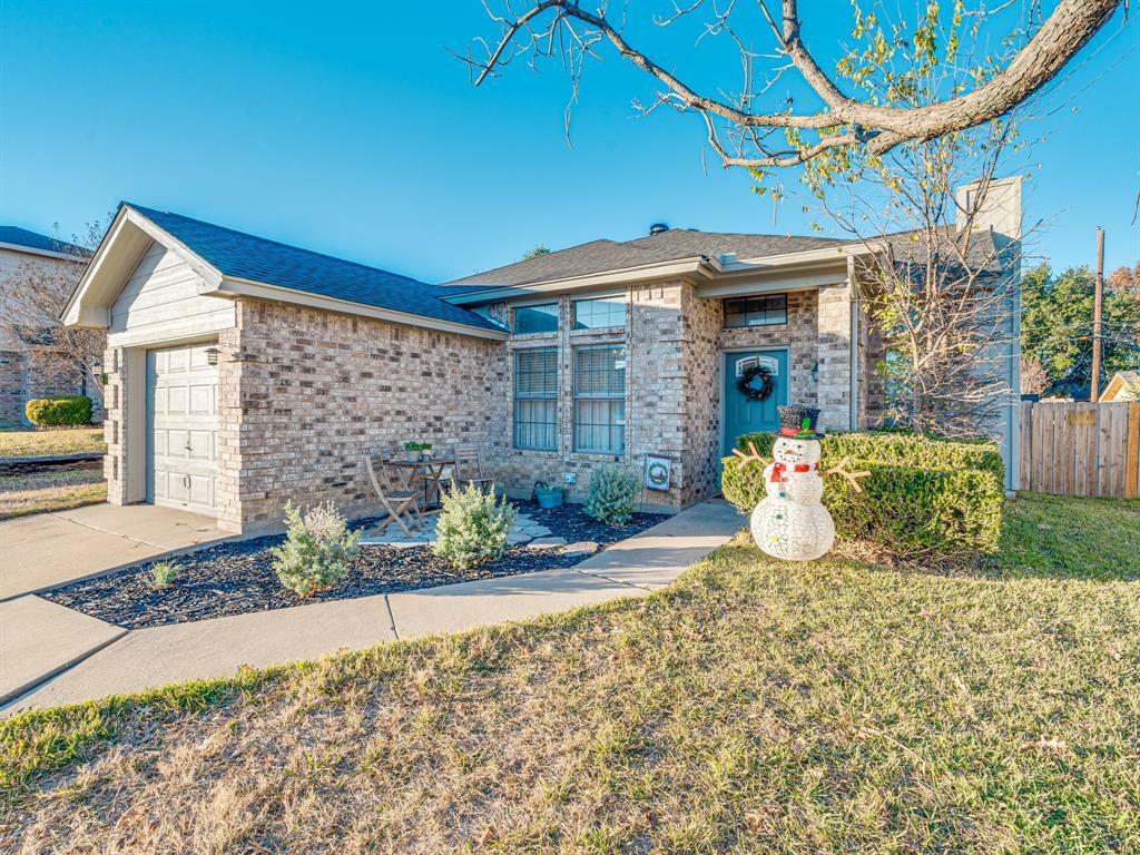 Property Photo:  6616 Roxanne Way  TX 76135 