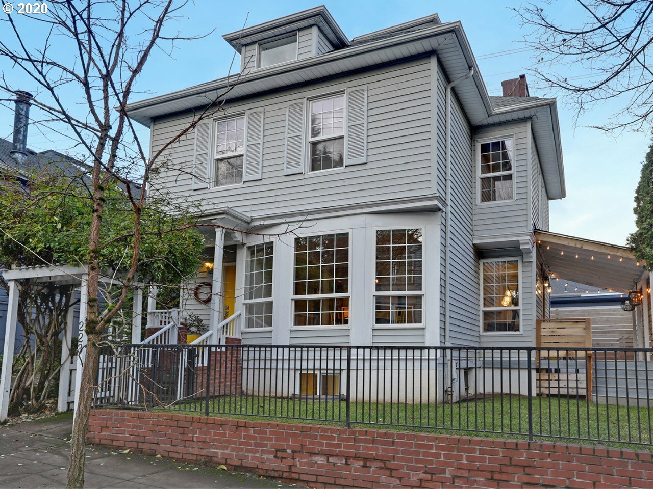 Property Photo:  223 S Whitaker St  OR 97239 