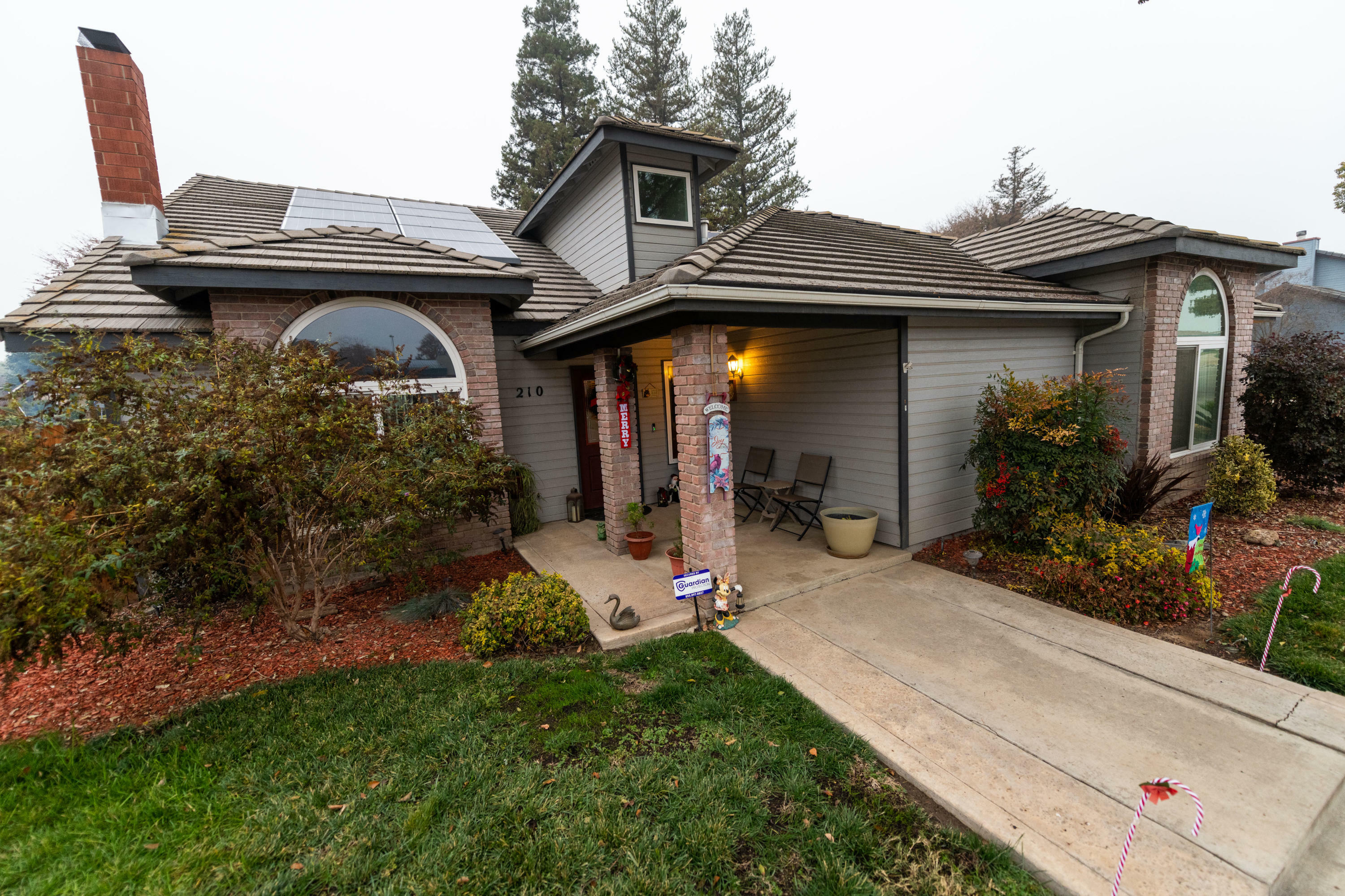 Property Photo:  210 Hampton Court  CA 93221 