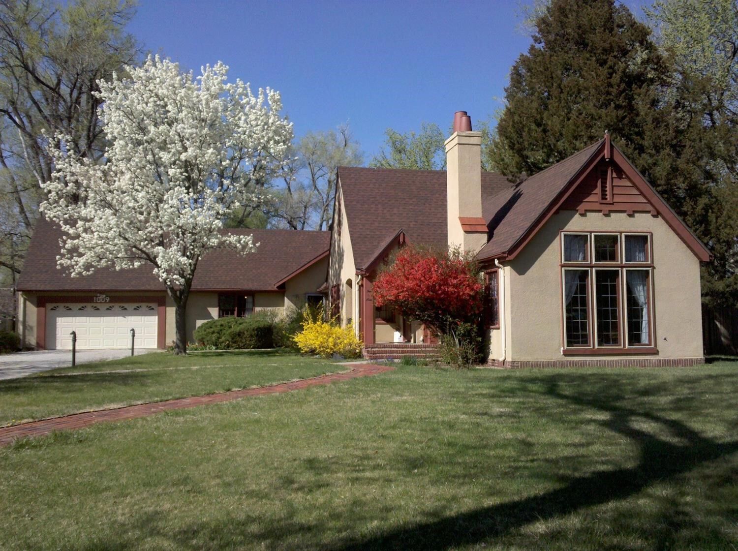 Property Photo: 1009 Gillespie Place KS 67846