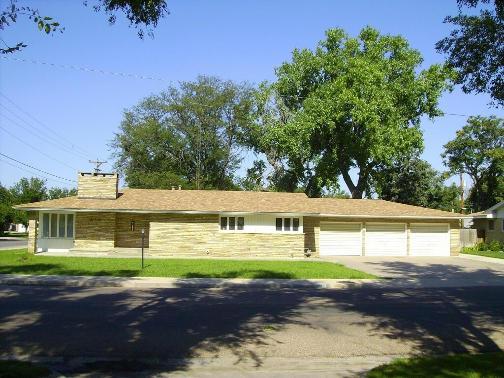 Property Photo:  601 Center Street South  KS 67846 