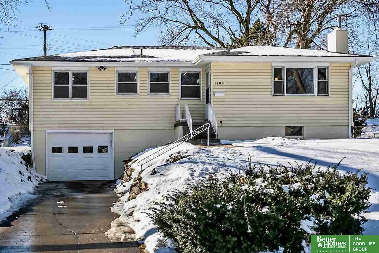 Property Photo:  1708 Pelton  NE 68005 