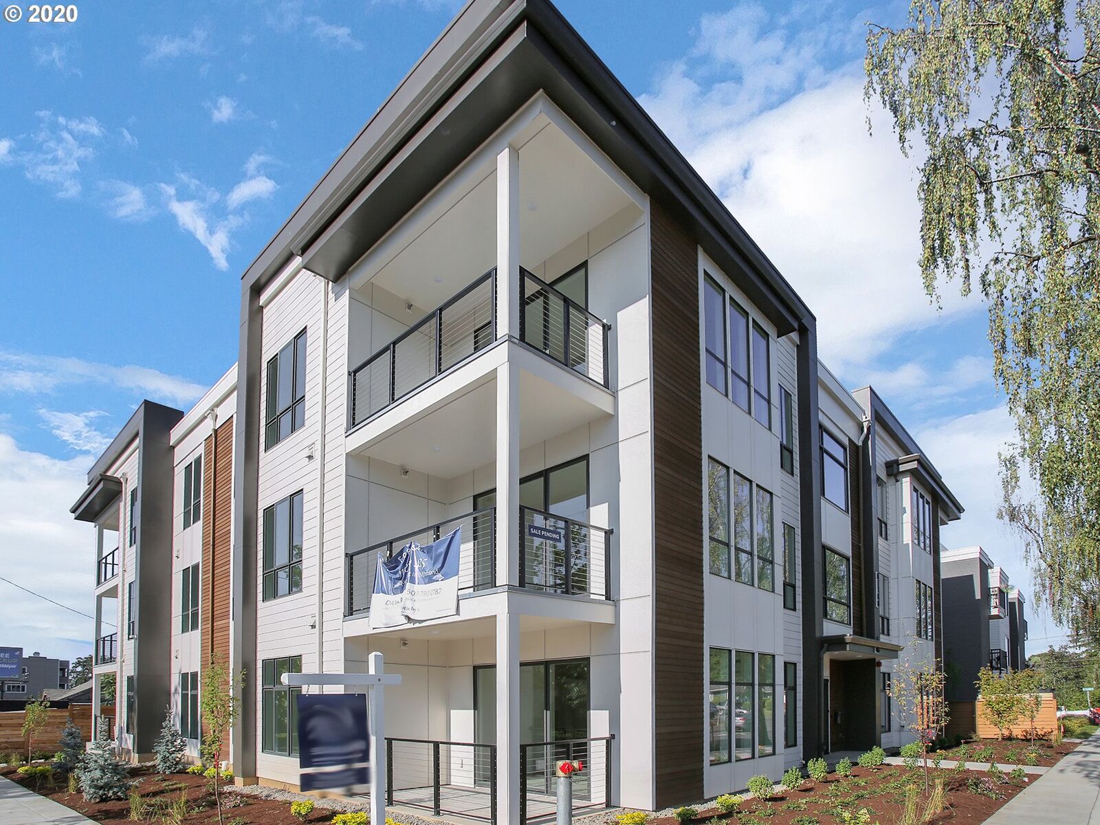 Property Photo: 425 NE Bryant St 204 OR 97211