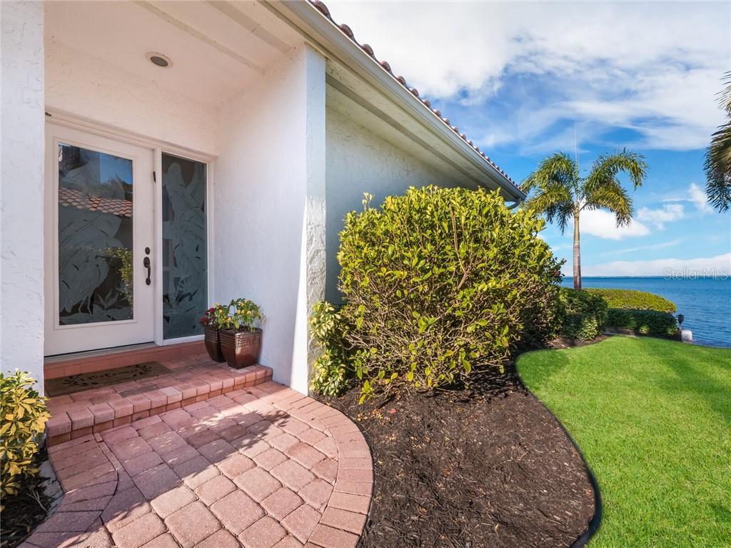 Property Photo: 2282 Harbour Court Drive FL 34228