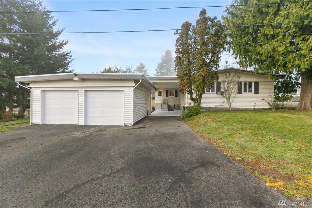 Property Photo:  2613 NE 6th Place  WA 98056 