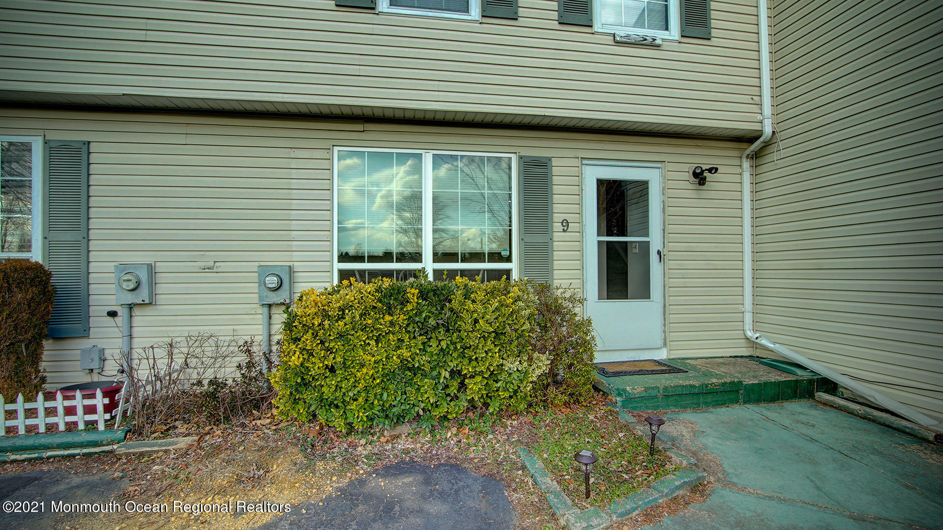 Property Photo:  9 Dobbs Court  NJ 08816 