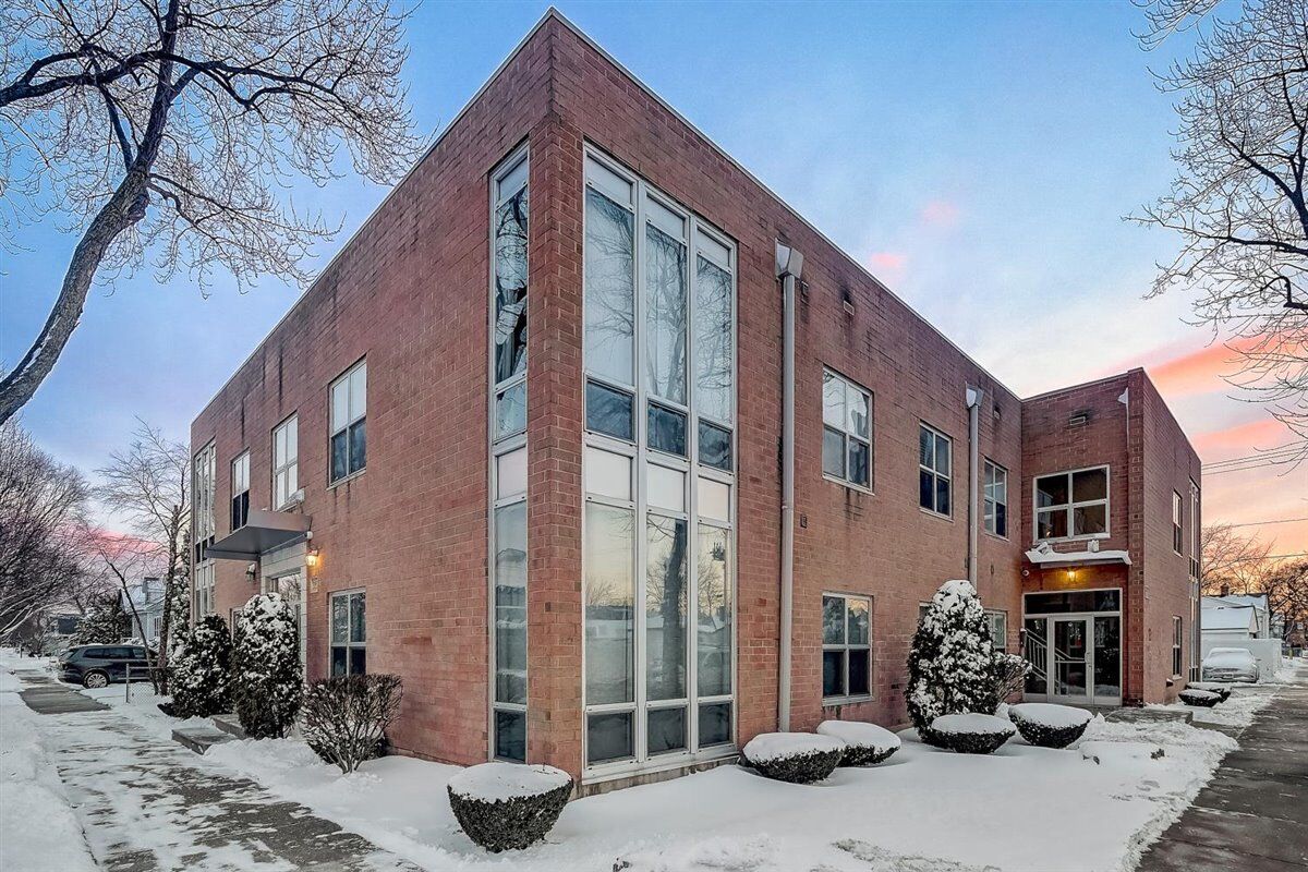 Property Photo: 7237 W Addison Street 1W IL 60634