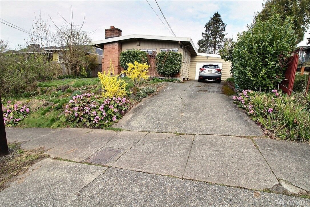 Property Photo: 5120 S Holly St WA 98118