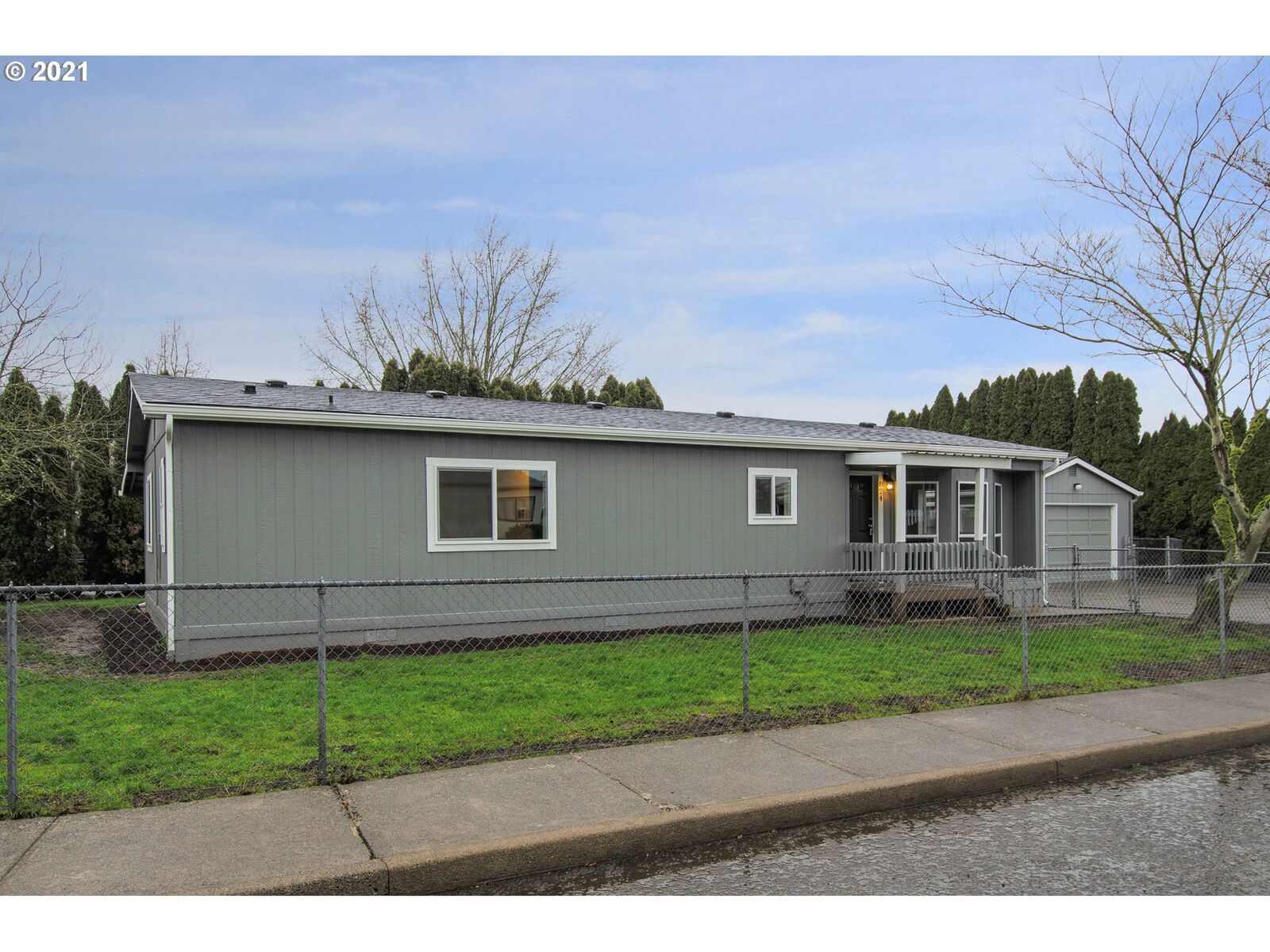 Property Photo: 824 E 8th St OR 97038