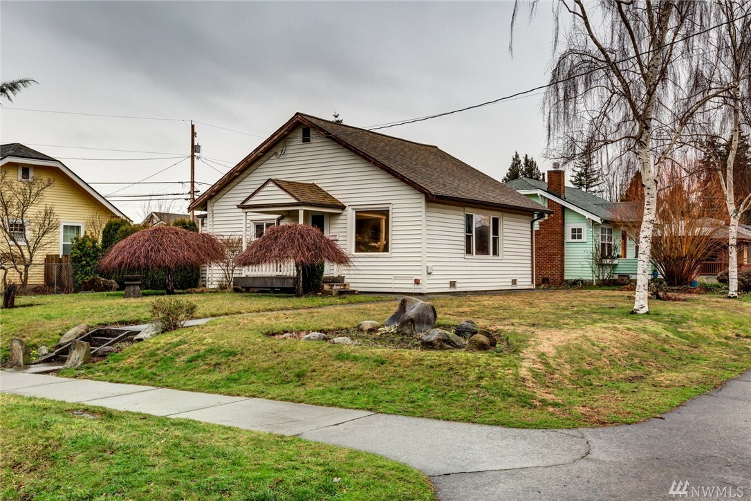 Property Photo:  2801 Franklin St  WA 98225 