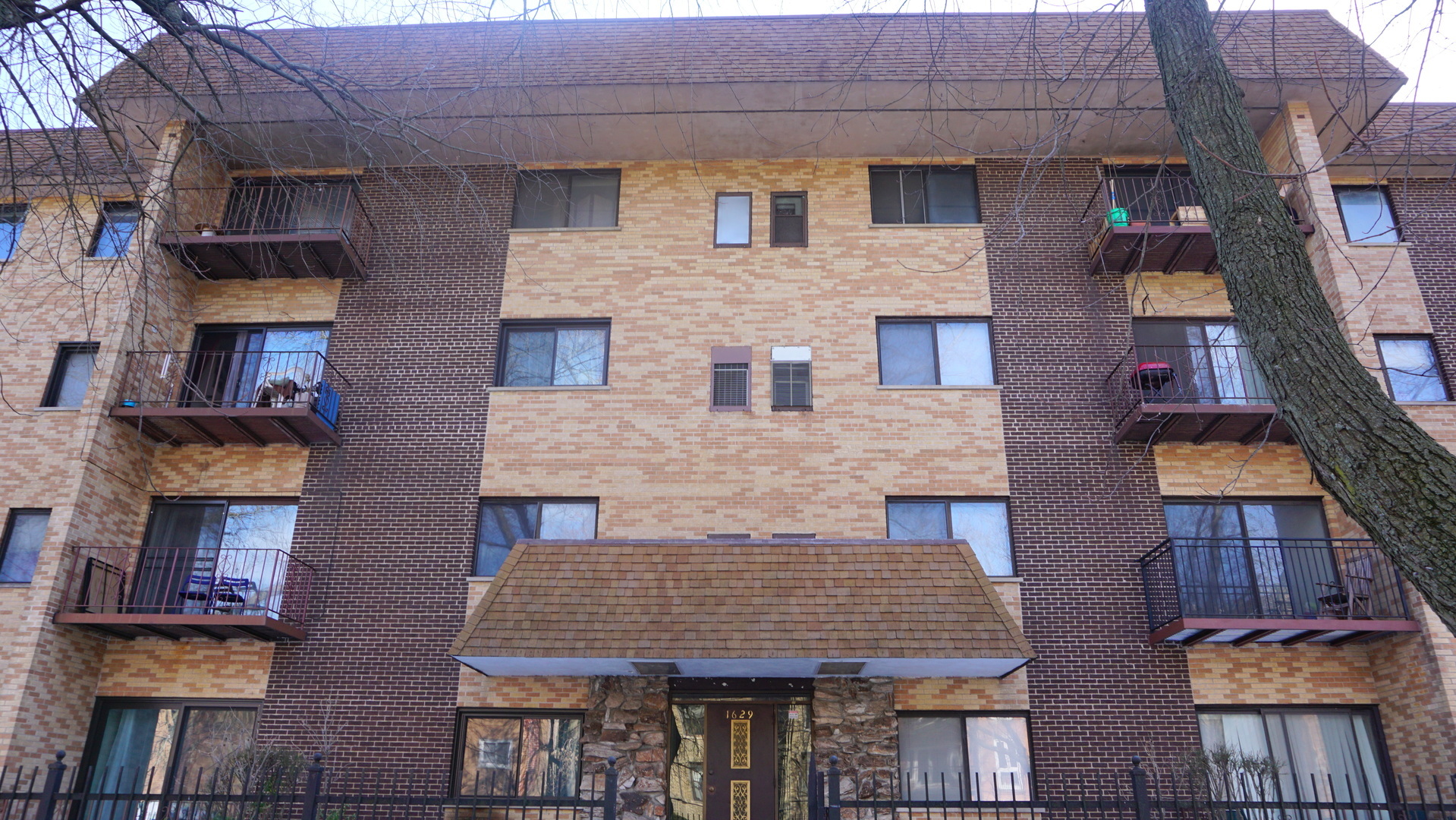 Property Photo:  1629 W Greenleaf Avenue 405  IL 60626 