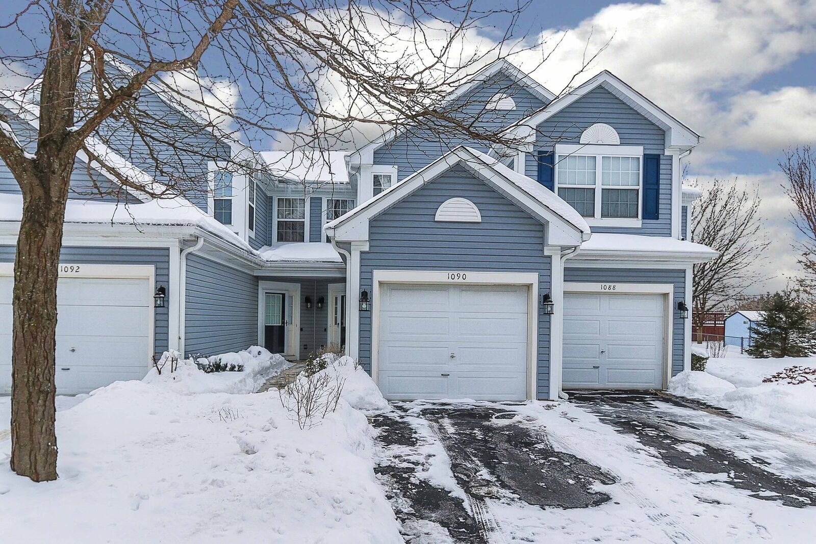 Property Photo: 1090 Heartland Gate IL 60156