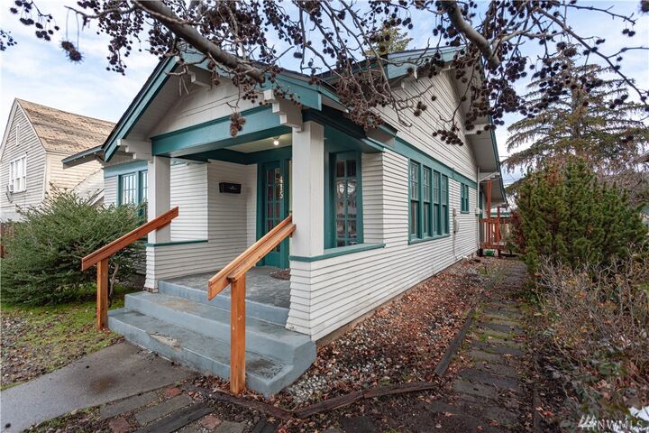Property Photo:  415 King St  WA 98801 