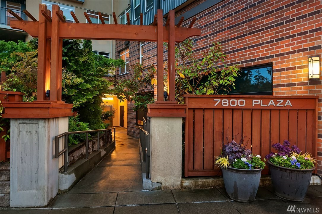 Property Photo:  7800 SE 27th Street 302  WA 98040 