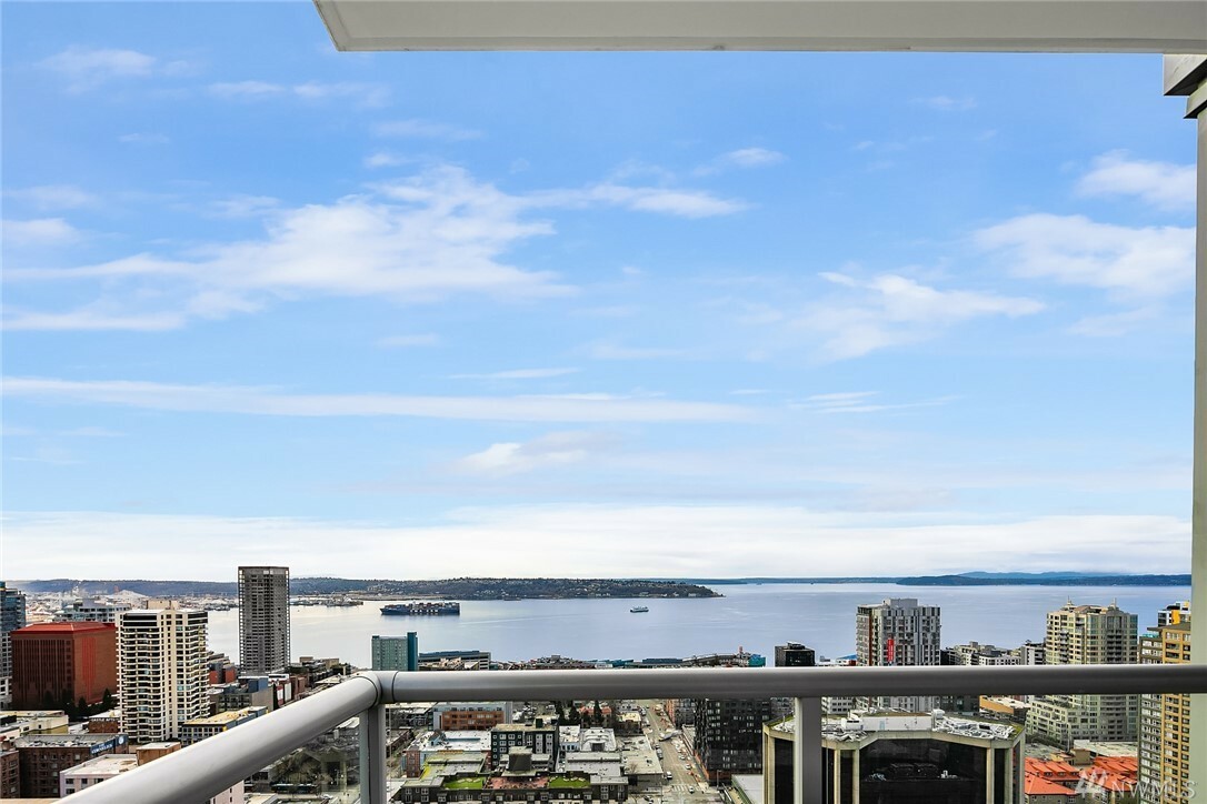 Property Photo:  583 Battery St 3006N  WA 98121 