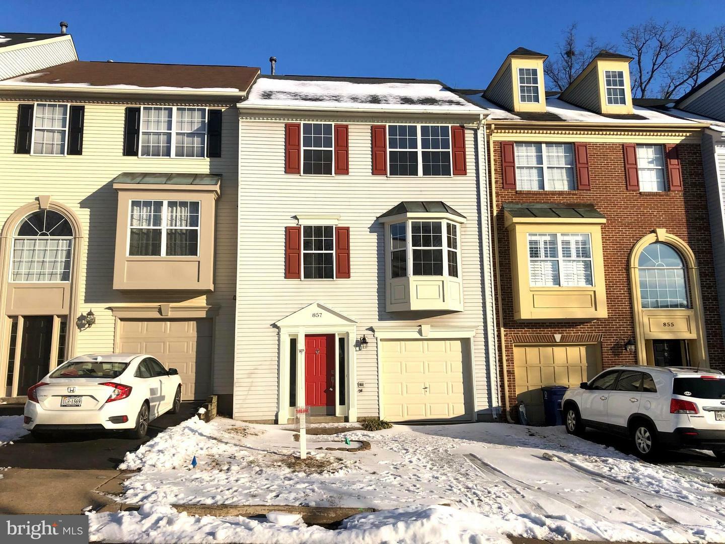 Property Photo: 857 Tall Oaks Square SE VA 20175