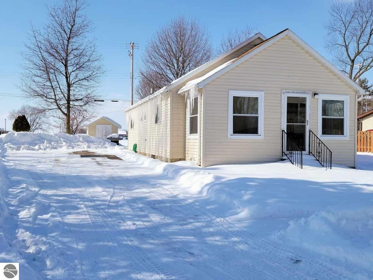 Property Photo:  530 Moyer Avenue  MI 48801 