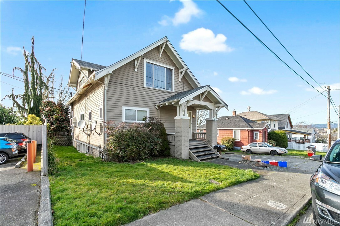 Property Photo:  3022 Federal Ave  WA 98201 