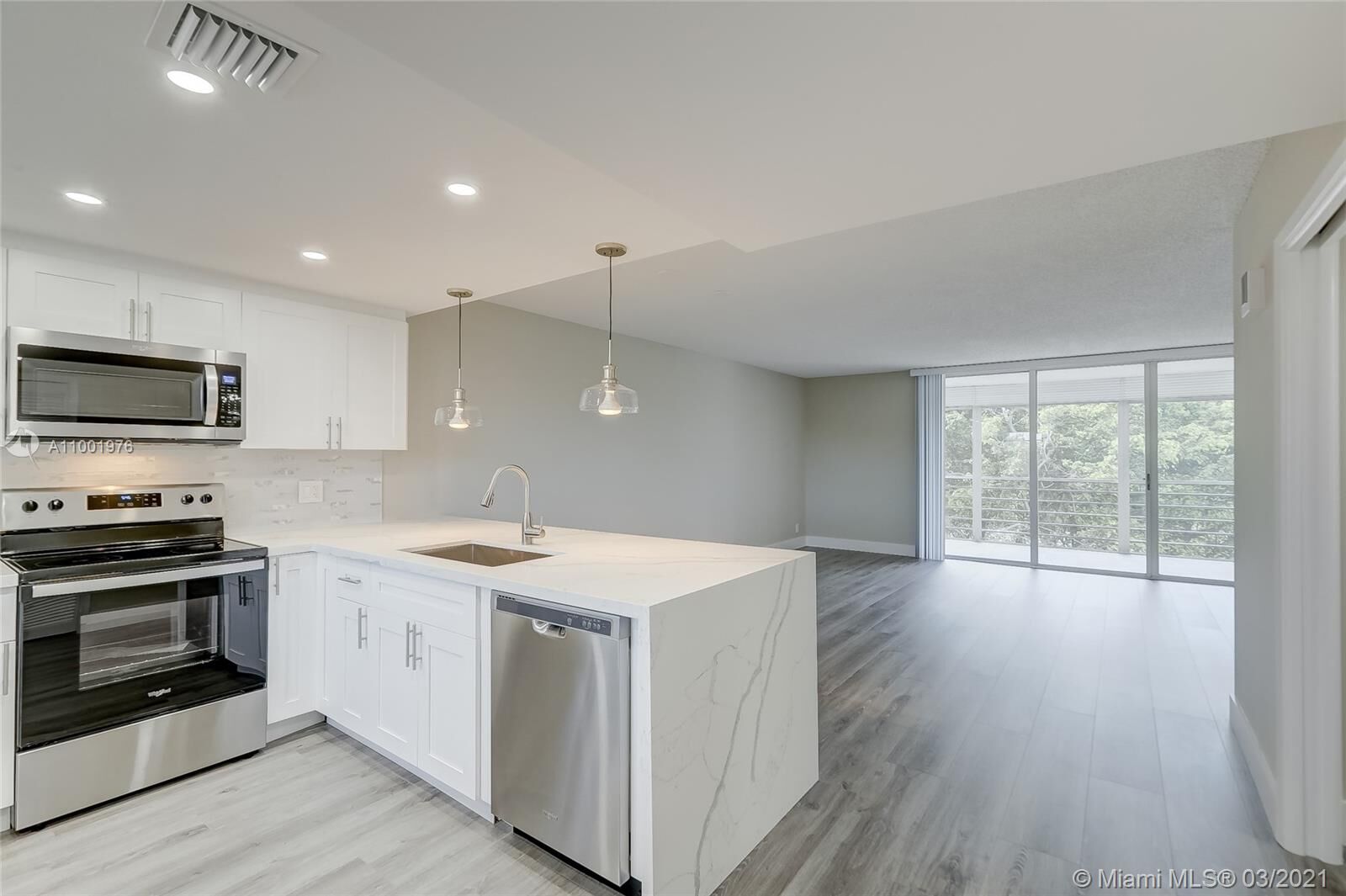 Property Photo:  3960 Oaks Clubhouse Dr 508  FL 33069 