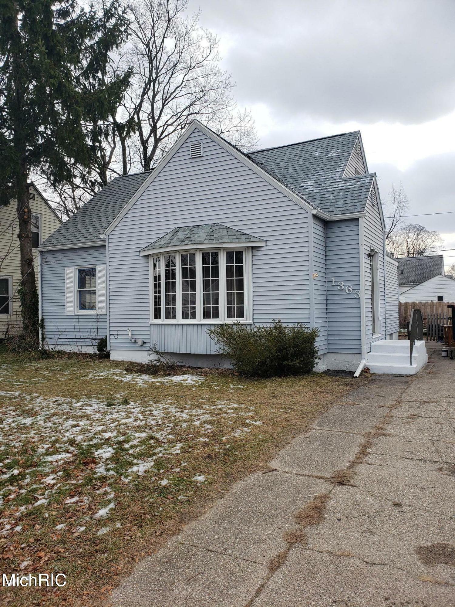 Property Photo:  1363 W Summit Avenue  MI 49441 