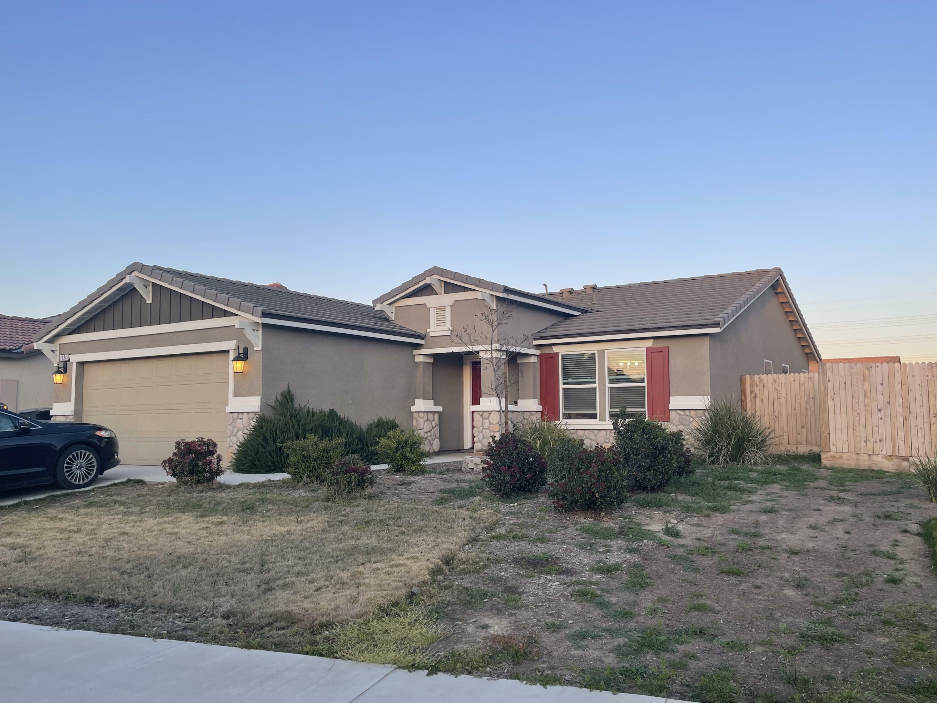 Property Photo:  1624 N Grand Court  CA 93292 