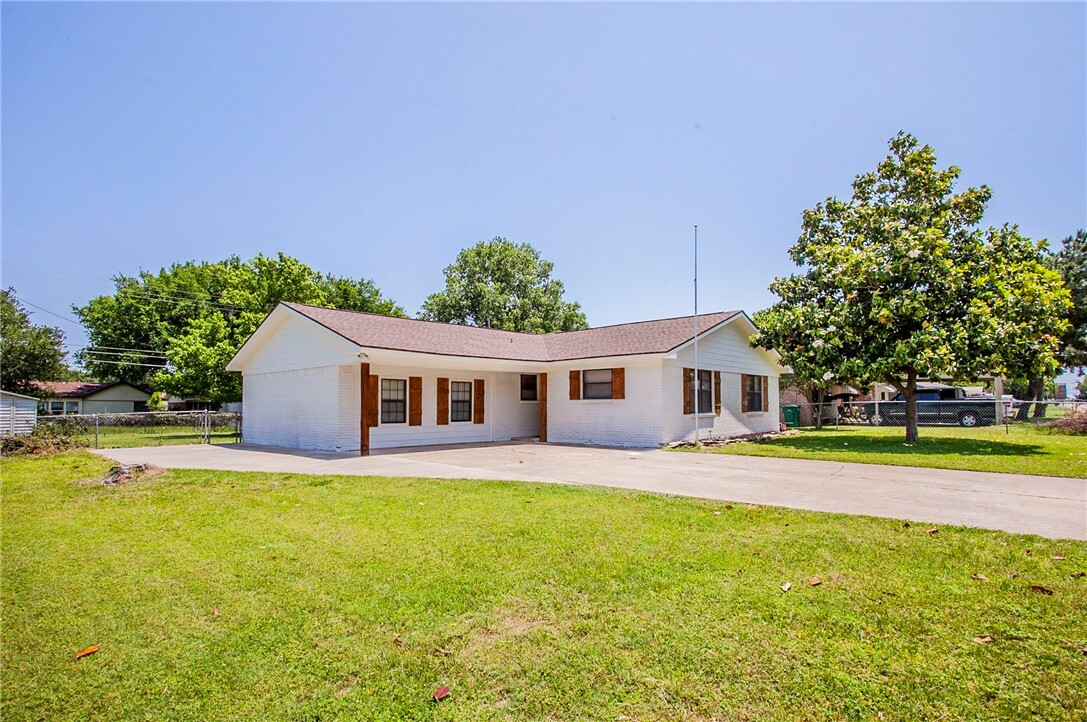 Property Photo:  217 Shirley Drive  TX 76705 