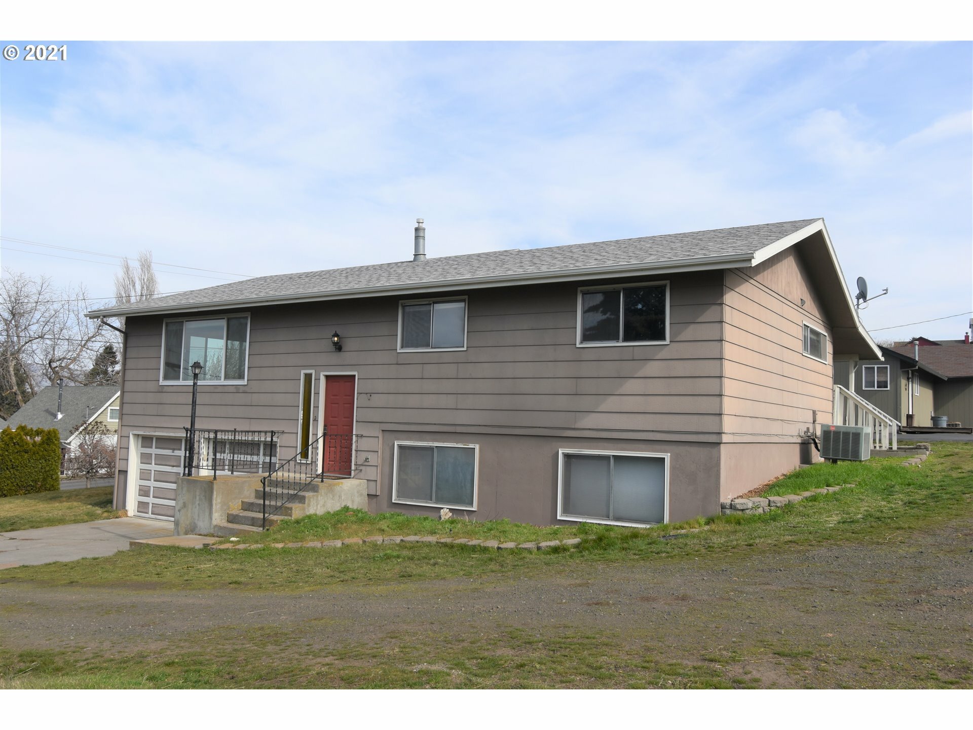 Property Photo: 2446 E 14th St OR 97058