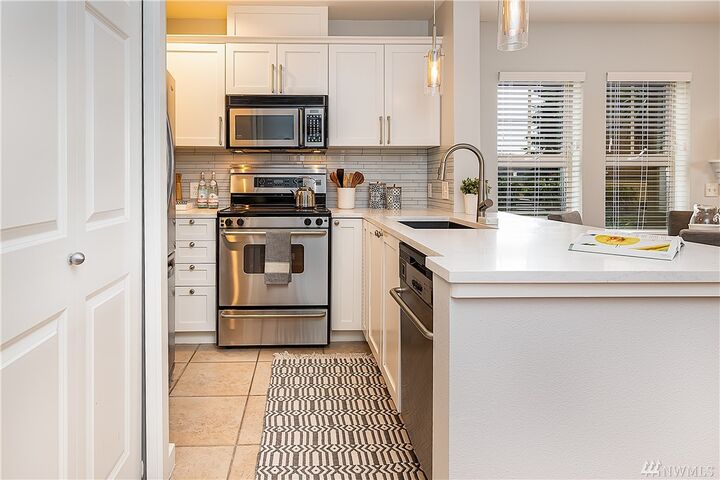 Property Photo:  123 Queen Anne Ave N 212  WA 98109 