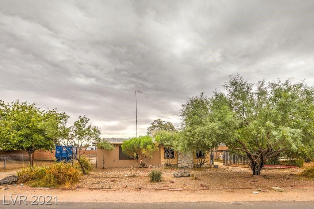 Property Photo:  2400 Apricot Lane  NV 89108 