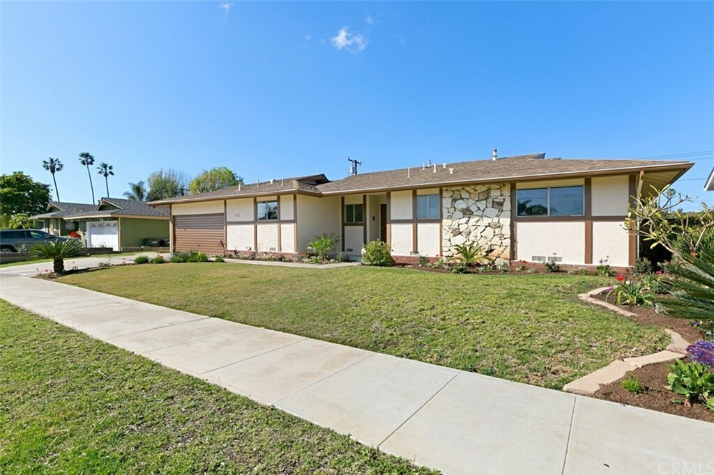 Property Photo:  2243 E Parkside Avenue  CA 92867 