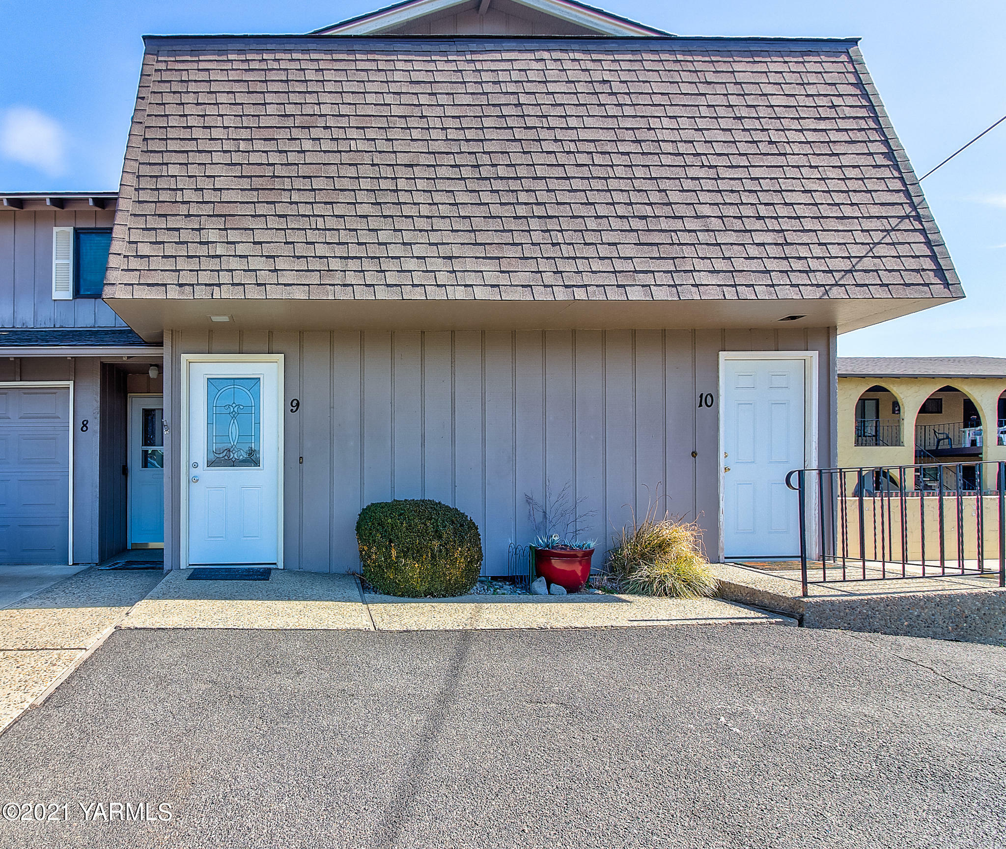 Property Photo:  701 S 38th Ave 9  WA 98902 