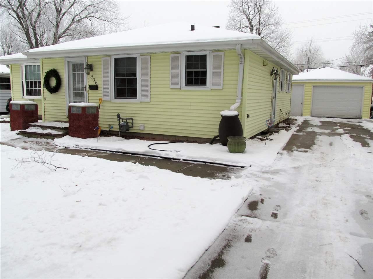 Property Photo:  906 N Locust Street  WI 54303 