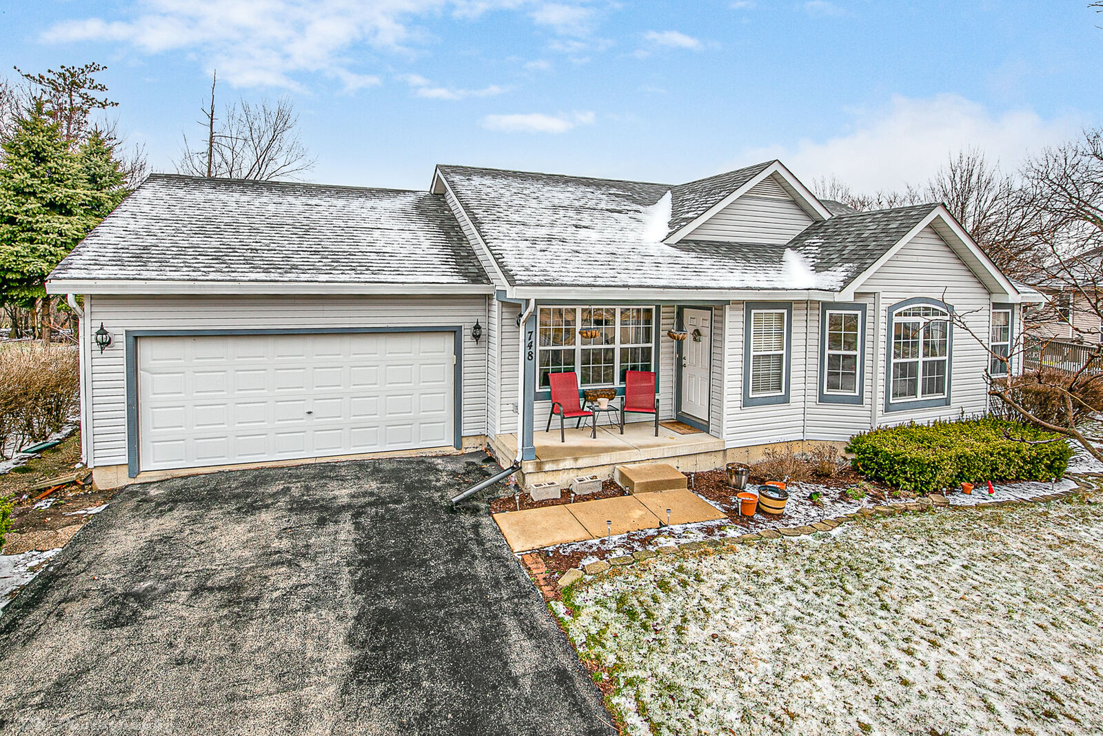 Property Photo: 748 Hemlock Lane IL 60441