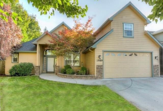 Property Photo: 1989 Willowbrook Drive OR 97501